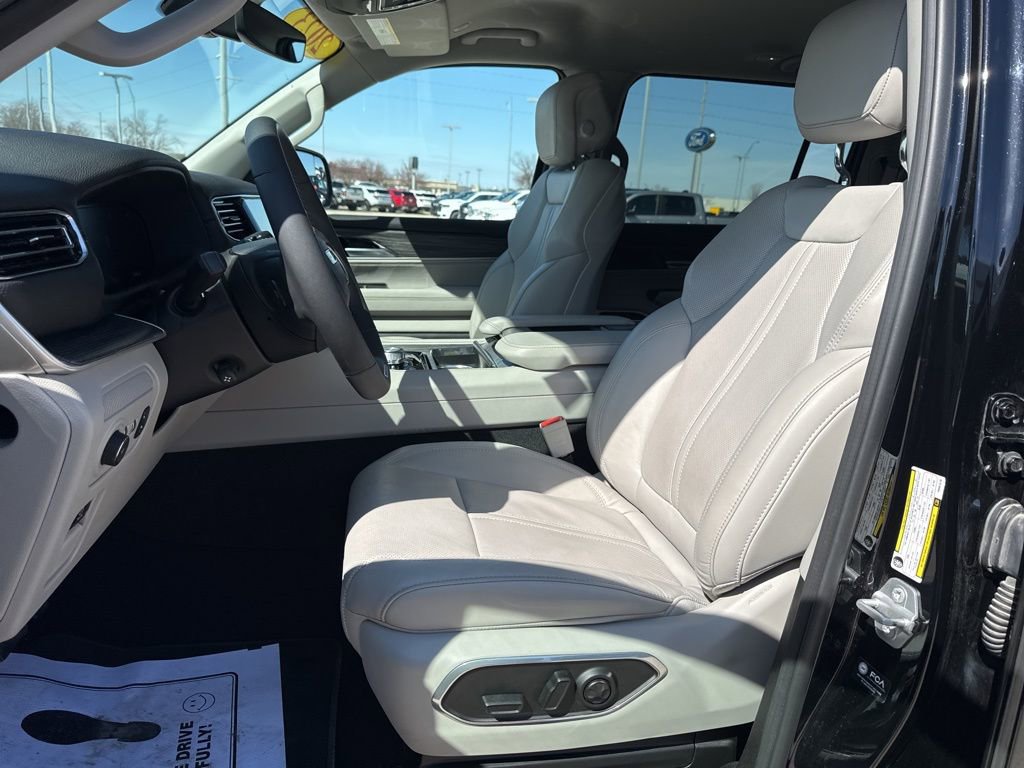 Certified 2023 Jeep Wagoneer Series III w/ Preferred Equipment Group image 4