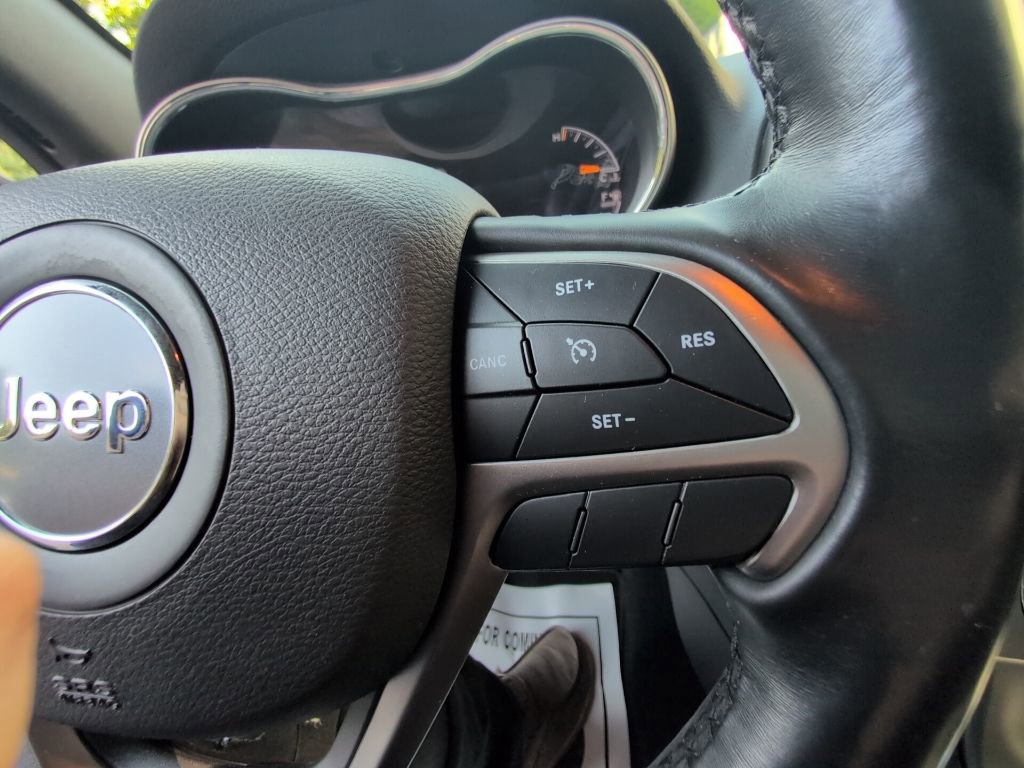 Used 2021 Jeep Grand Cherokee Laredo image 20