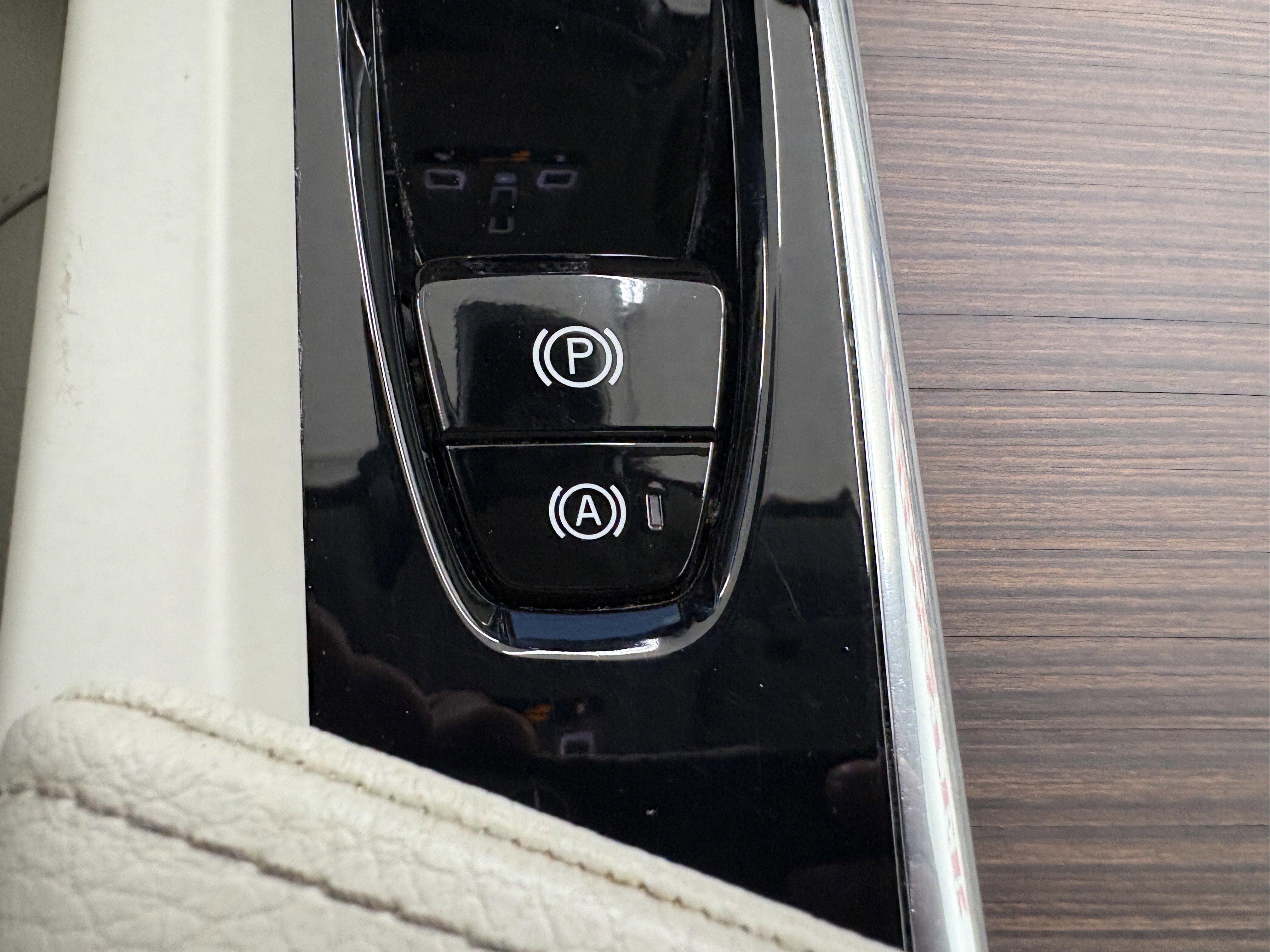 Used 2022 Volvo XC60 B5 Momentum image 20