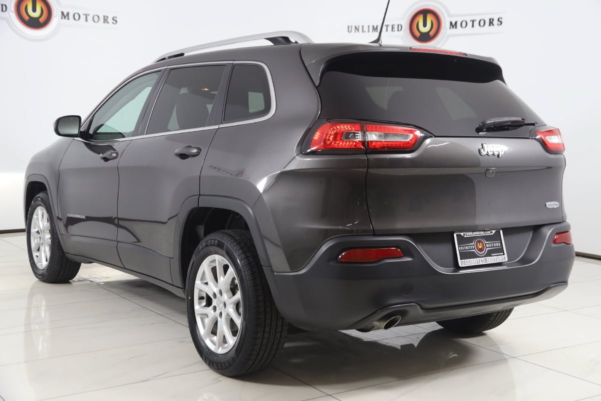 Used 2018 Jeep Cherokee Latitude Plus w/ Cold Weather Group FWD image 4