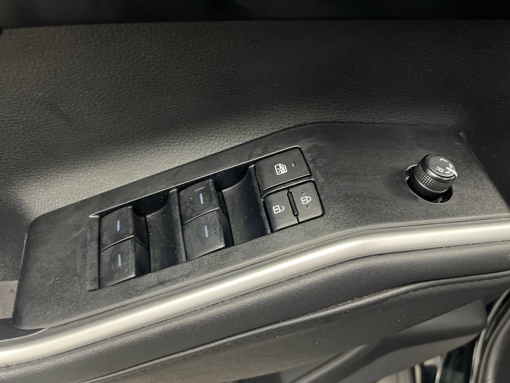 Used 2025 Toyota Highlander XLE FWD image 15