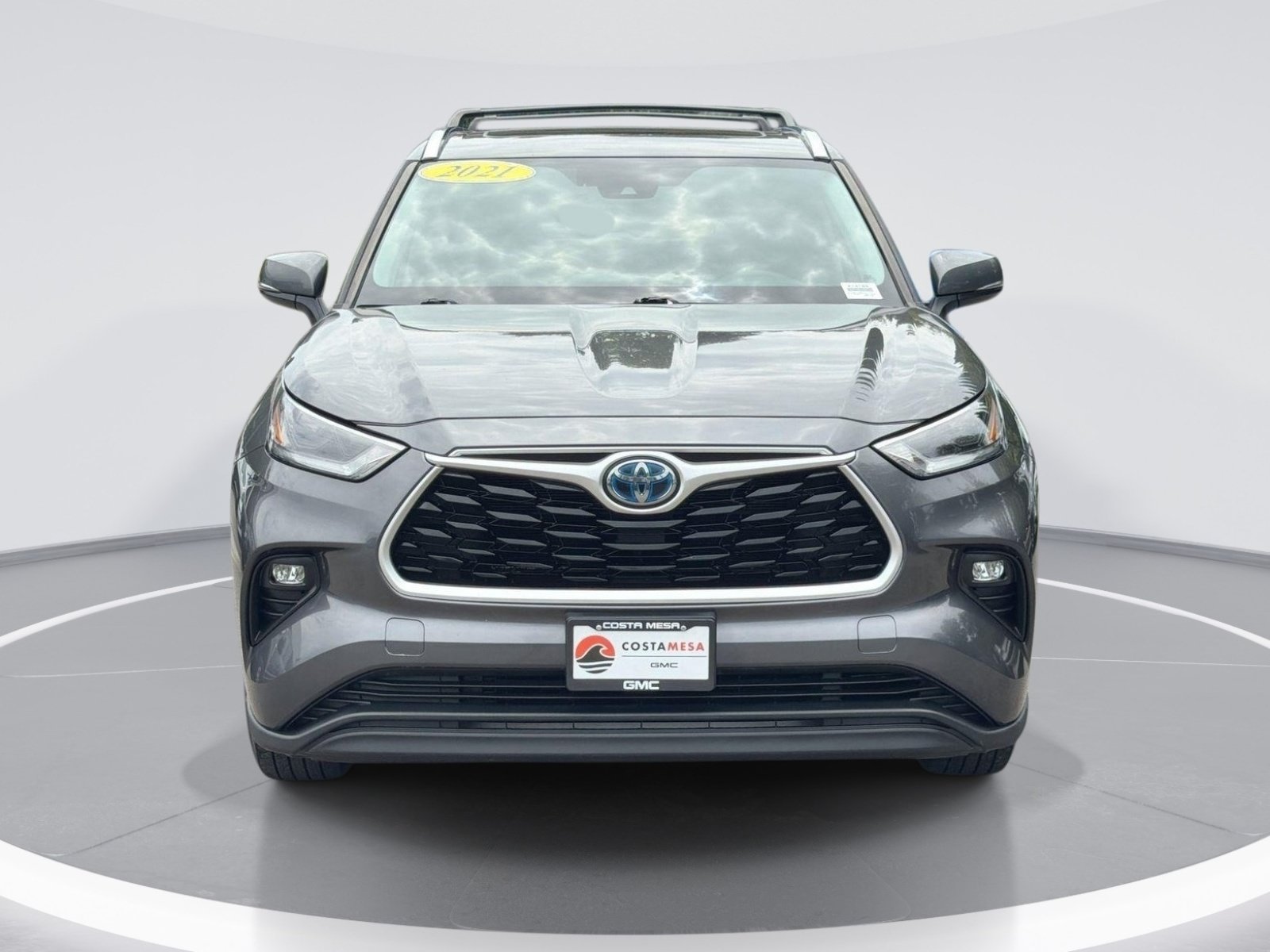 Used 2021 Toyota Highlander XLE AWD/4WD image 2