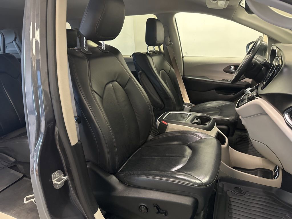 Used 2017 Chrysler Pacifica Touring-L Plus FWD image 35