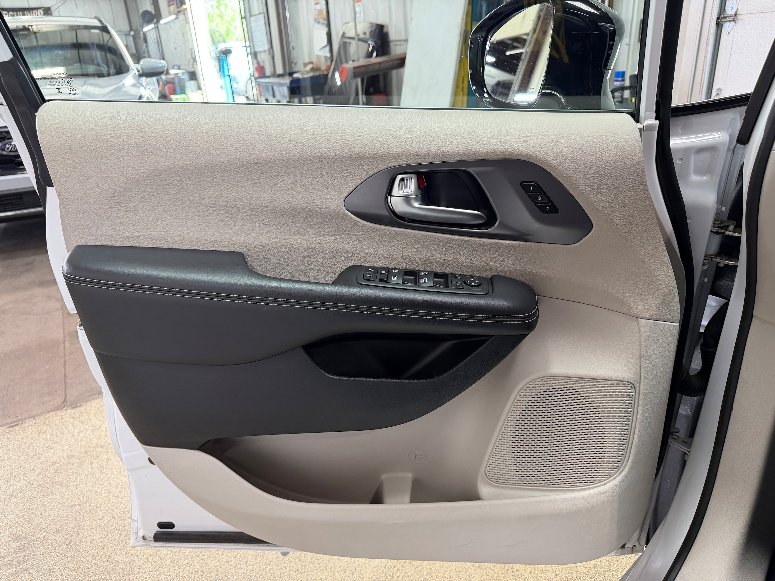 Used 2024 Chrysler Pacifica Touring-L FWD image 14