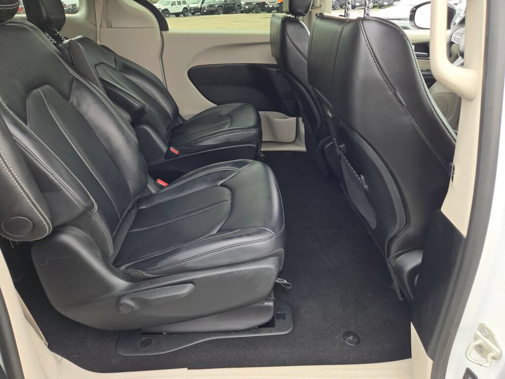 Certified 2024 Chrysler Pacifica Limited FWD image 16