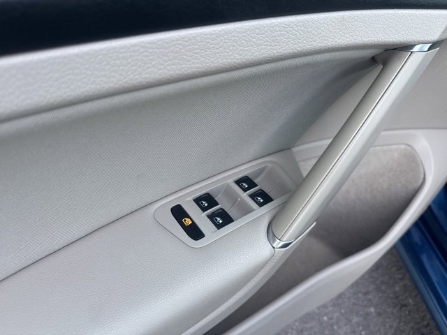 Used 2018 Volkswagen Golf S image 9