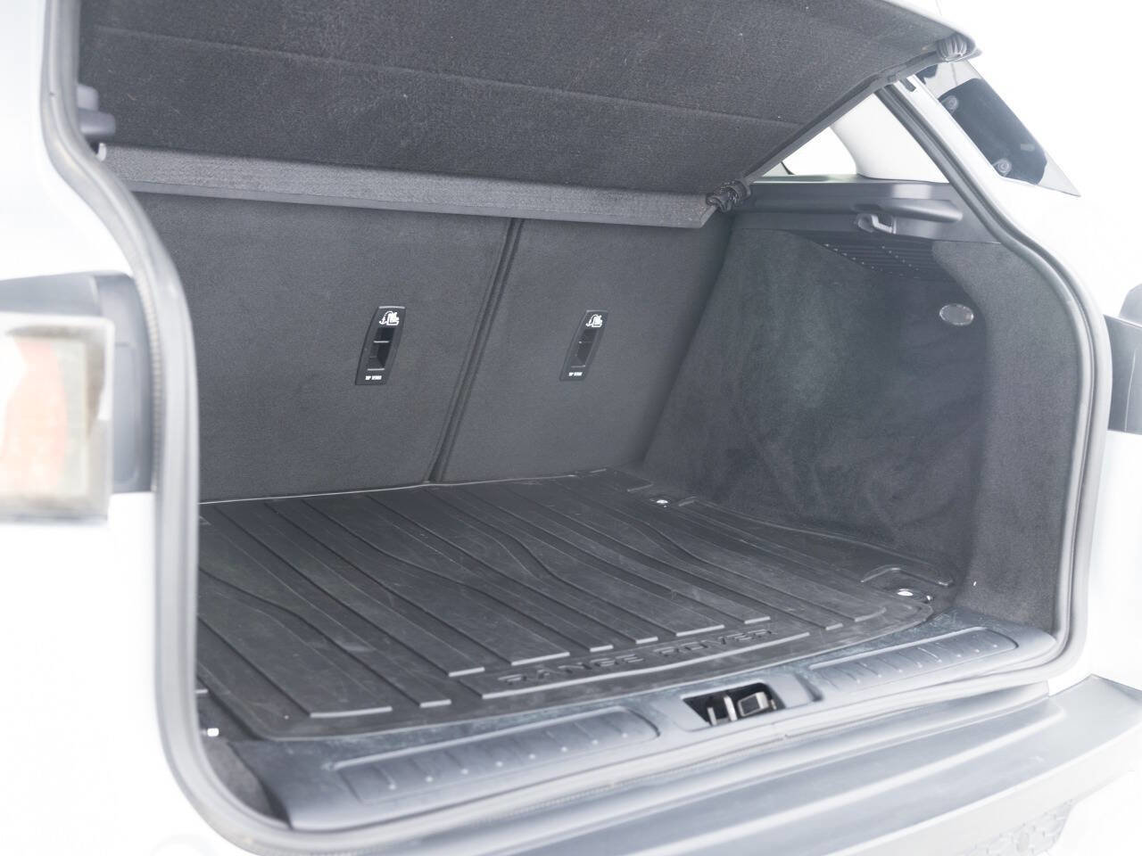 Used 2017 Land Rover Range Rover Evoque SE image 38