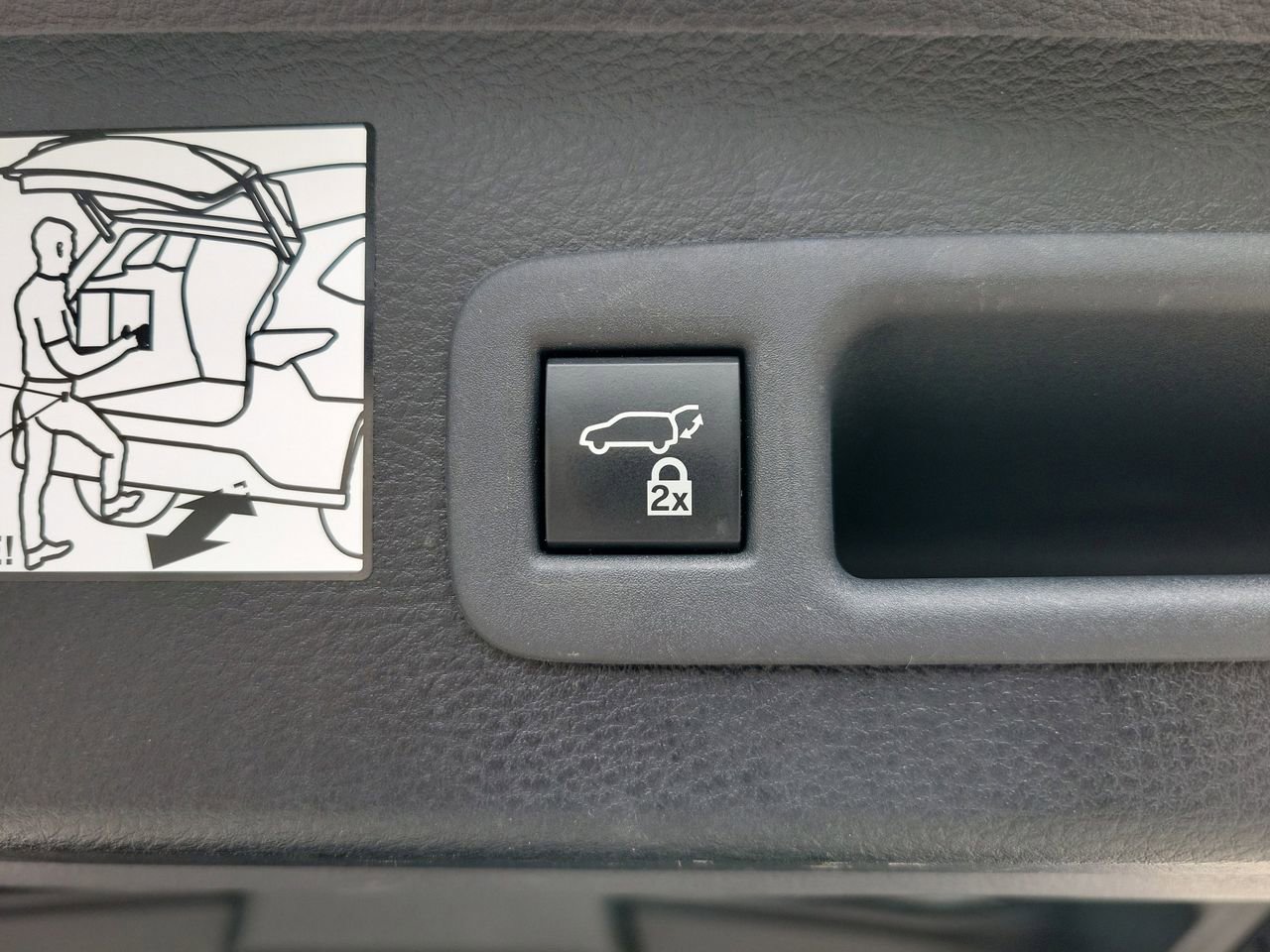 Used 2024 Toyota Sienna XLE FWD image 9