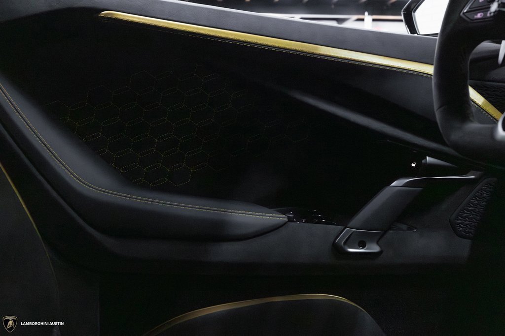 Used 2025 Lamborghini Revuelto image 23