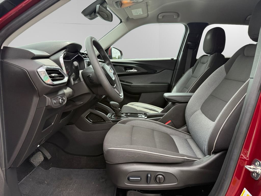 Used 2023 Chevrolet TrailBlazer LT w/ Convenience Package FWD image 9