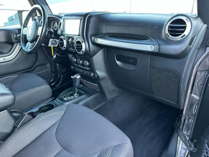 Used 2017 Jeep Wrangler Unlimited Sahara w/ Connectivity Group image 12