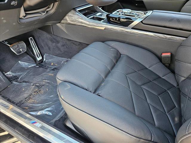 New 2025 BMW 750e xDrive image 4
