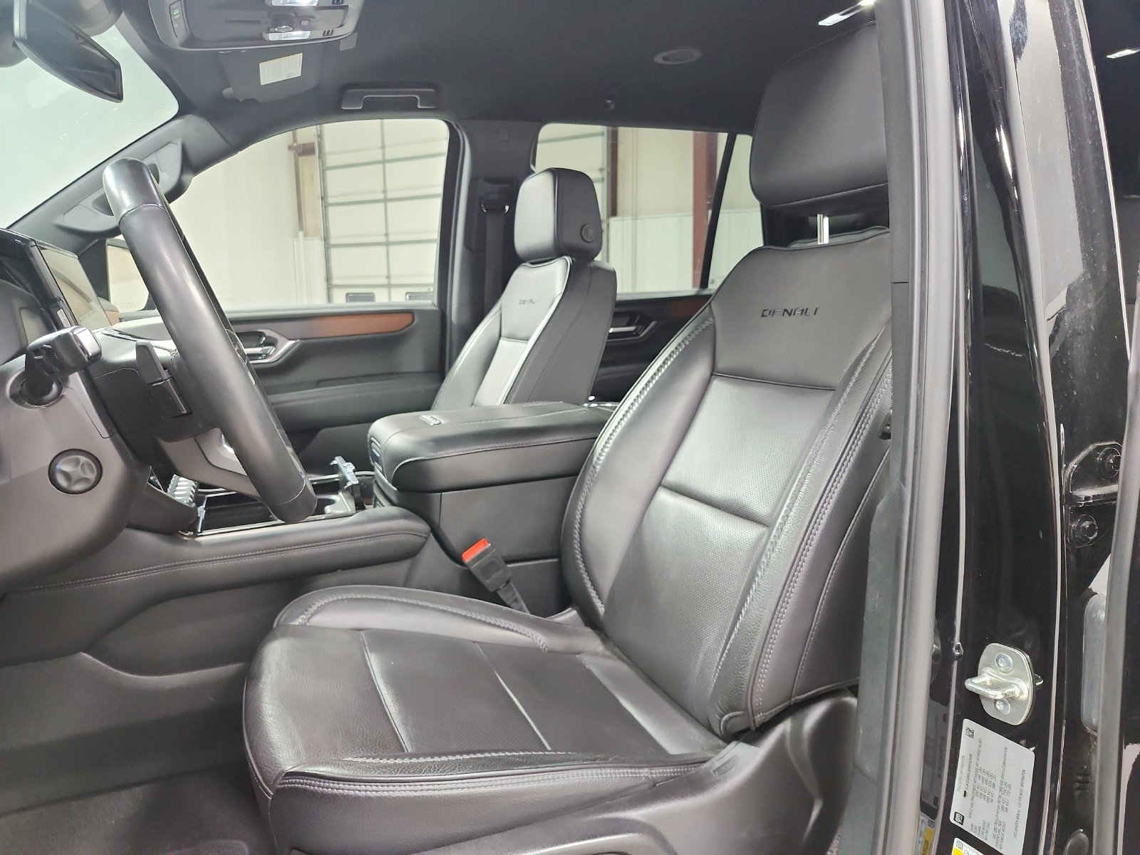 Used 2025 GMC Yukon Denali RWD image 10