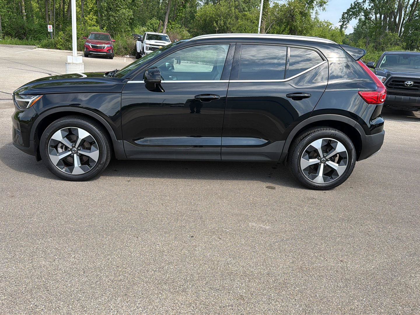 Used 2023 Volvo XC40 B5 Plus w/ Climate Package AWD/4WD image 2