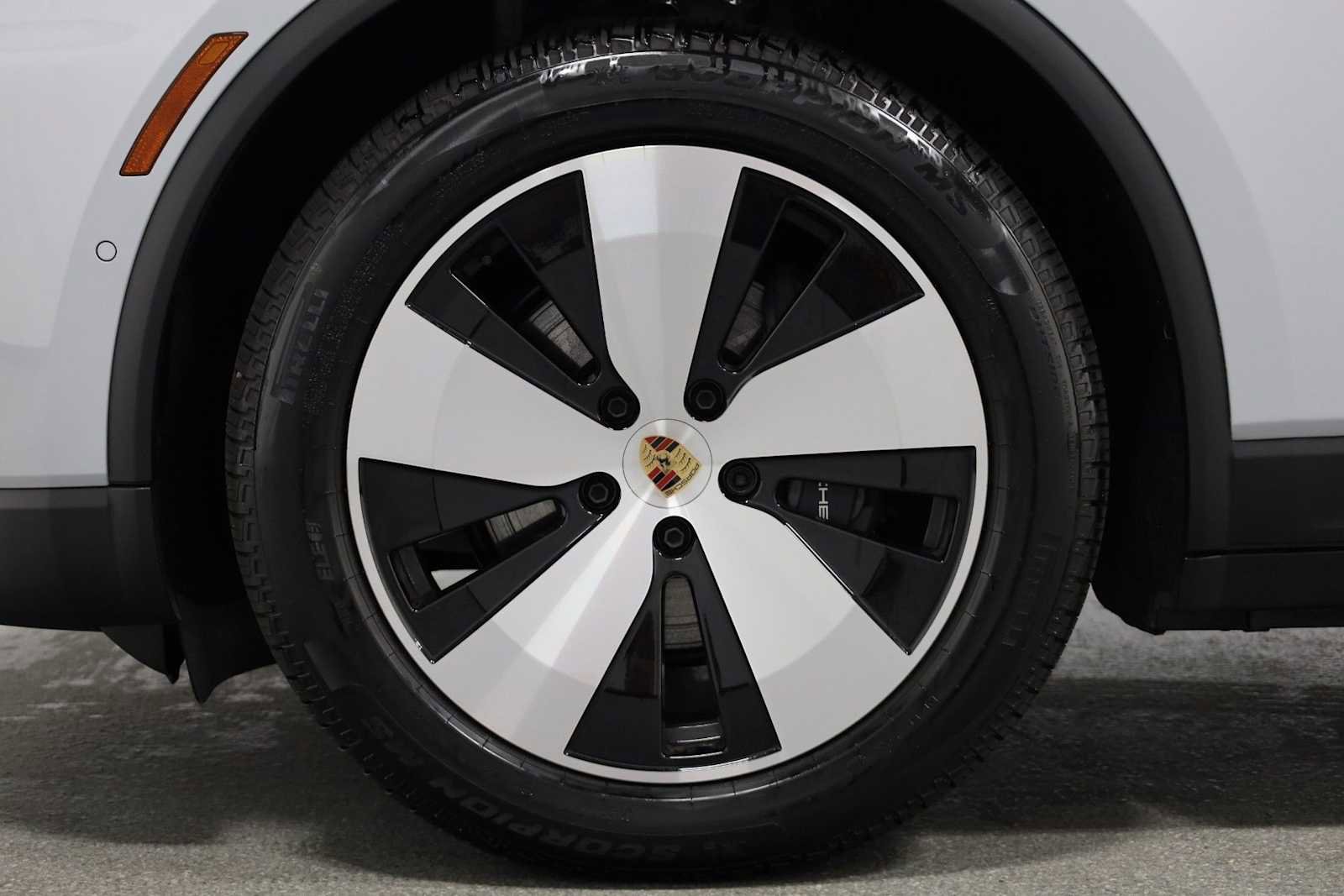 Certified 2025 Porsche Macan Electric image 41