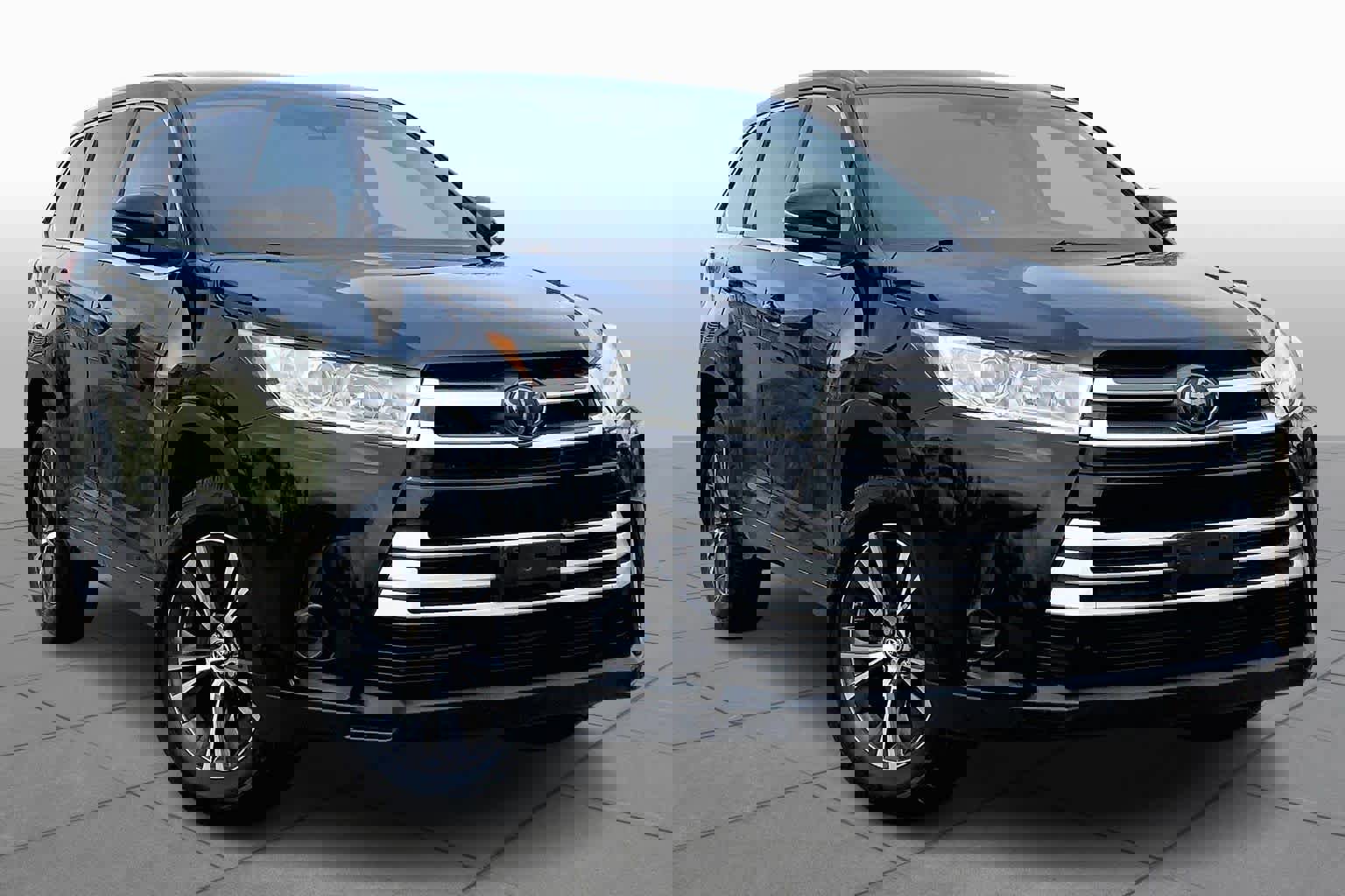 Used 2018 Toyota Highlander LE image 3