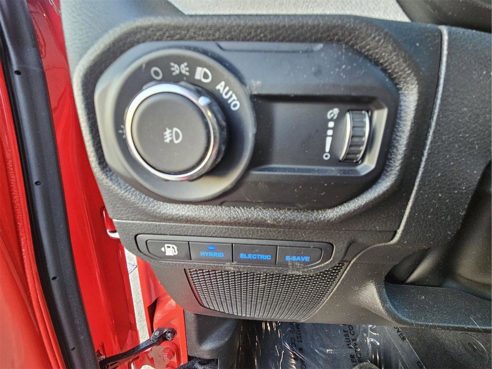 Used 2025 Jeep Wrangler Willys image 9