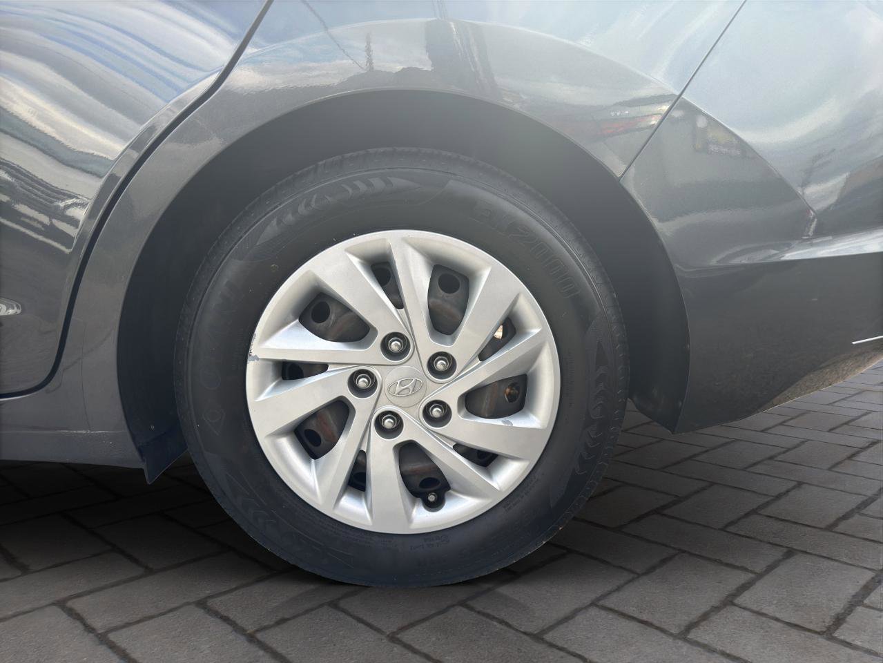 Used 2020 Hyundai Elantra SE FWD image 23
