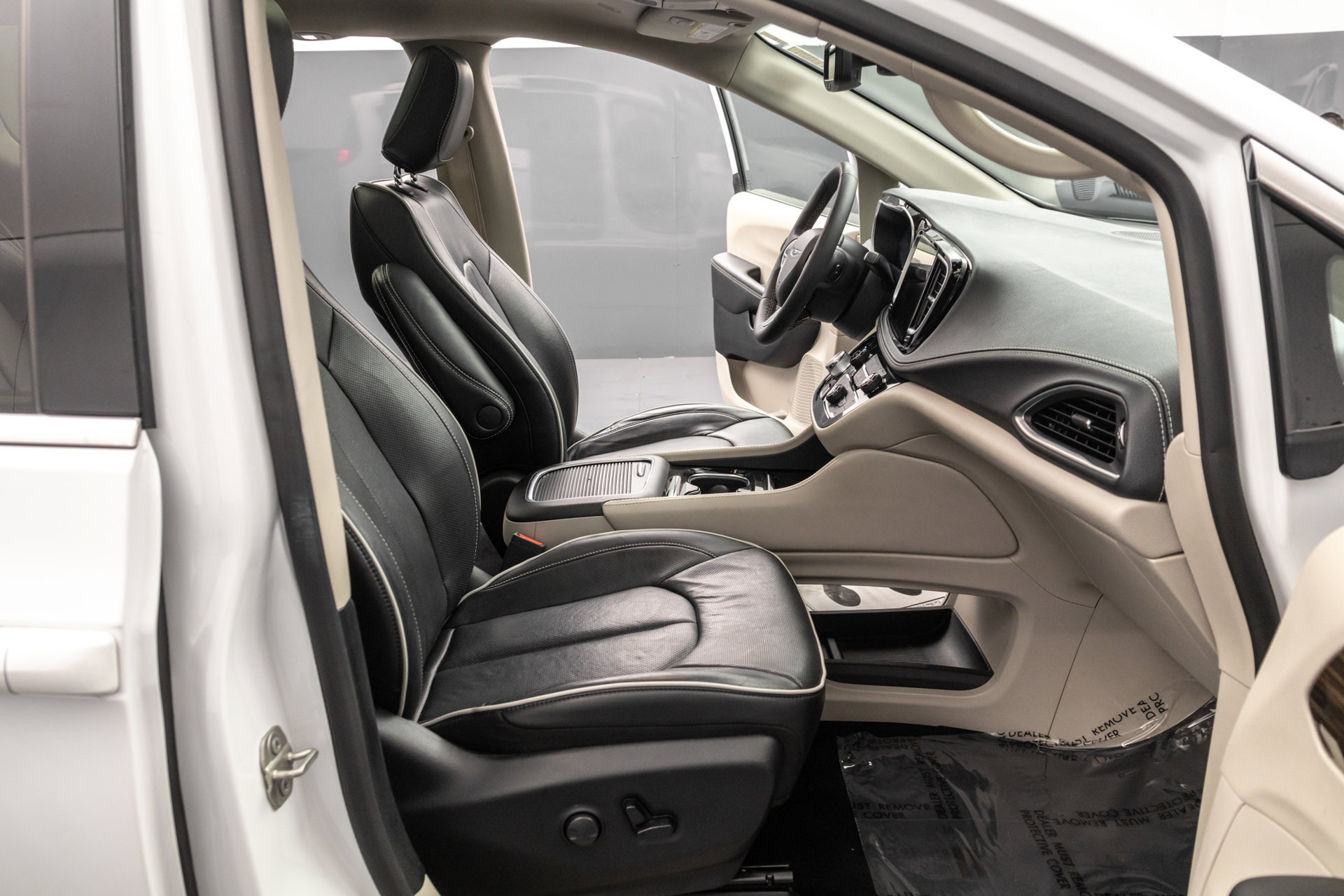 Used 2023 Chrysler Pacifica Limited FWD image 39