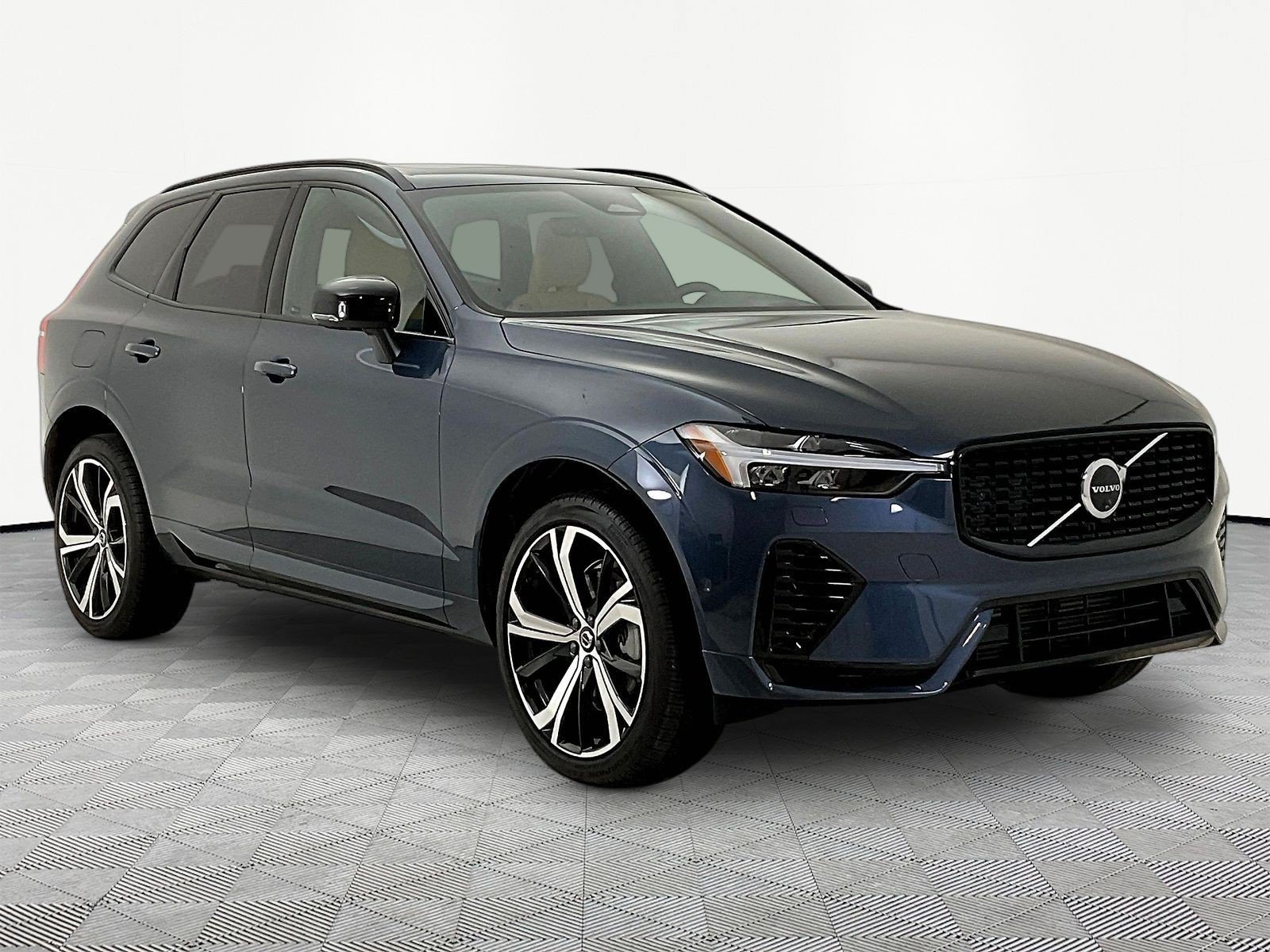Used 2025 Volvo XC60 T8 Ultra w/ Climate Package AWD/4WD image 3