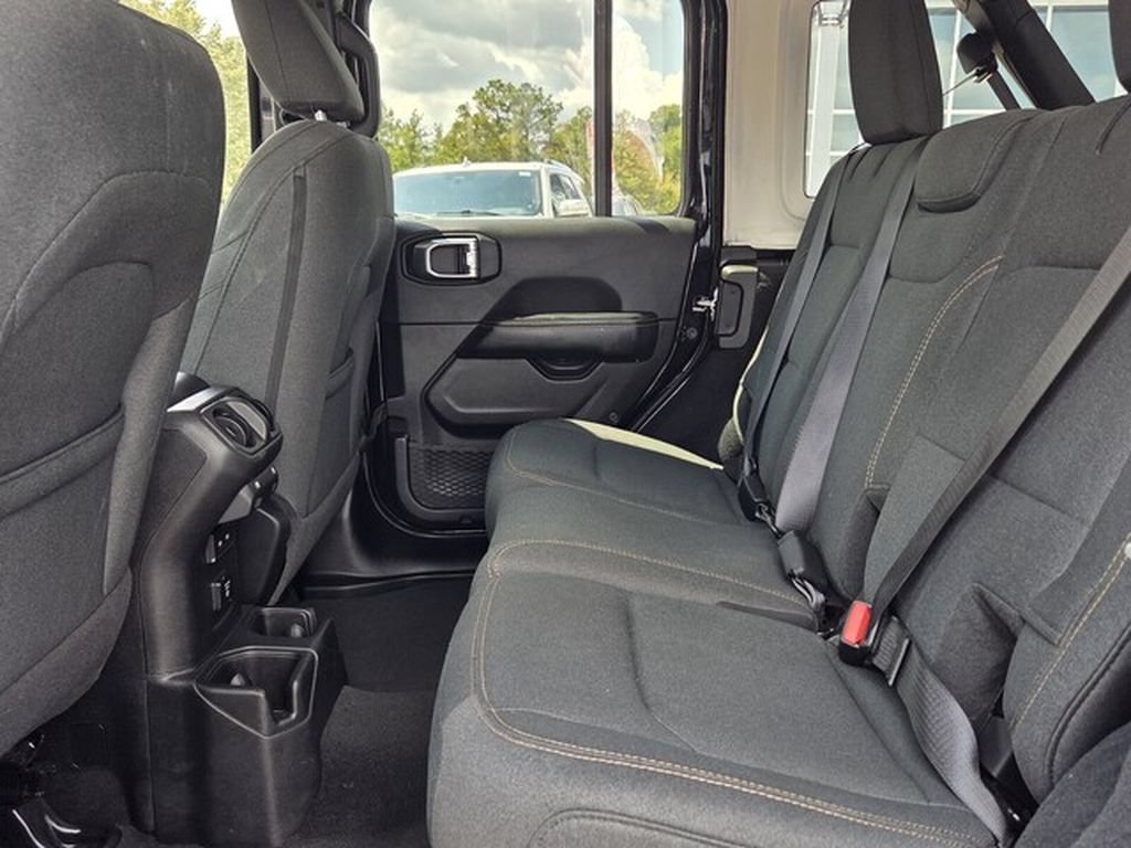 Used 2026 Jeep Wrangler Unlimited Sahara AWD/4WD image 4