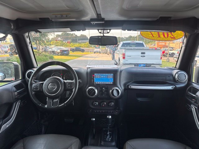 Used 2017 Jeep Wrangler Unlimited Sahara w/ Connectivity Group AWD/4WD image 16