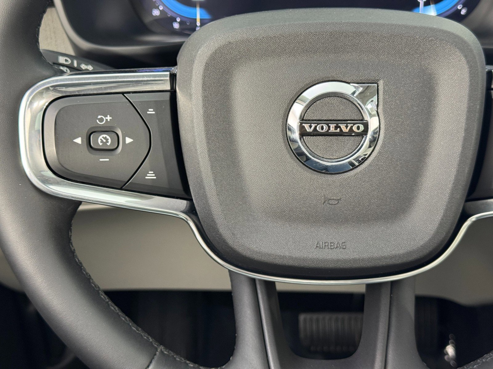 Used 2023 Volvo XC40 B5 Ultimate image 21