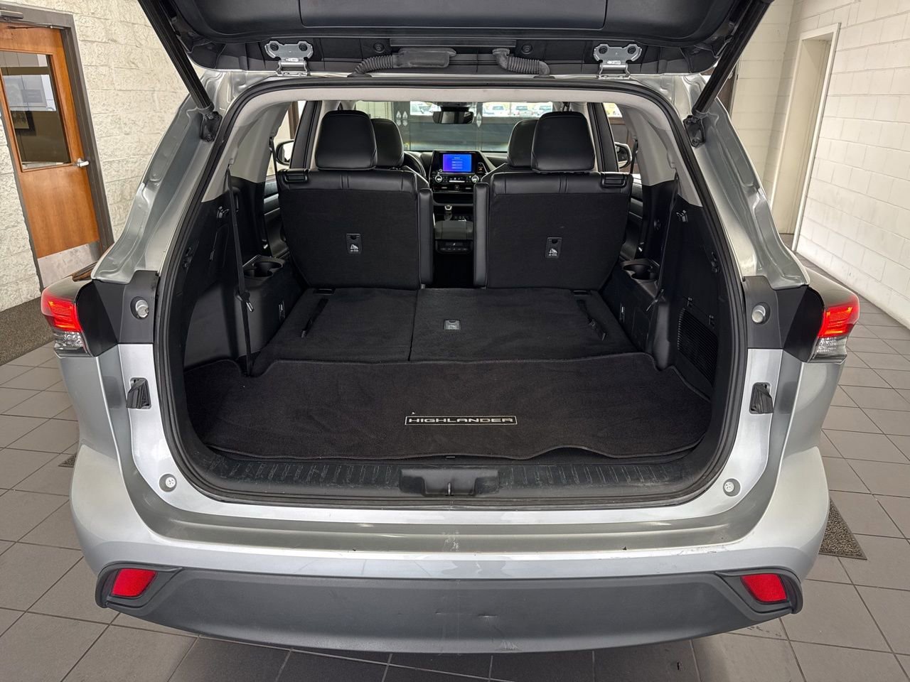 Used 2023 Toyota Highlander XLE image 10