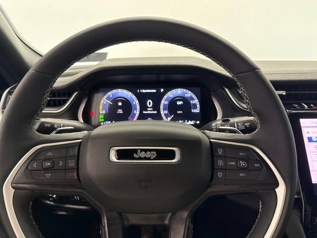 Used 2025 Jeep Grand Cherokee Limited AWD/4WD image 25
