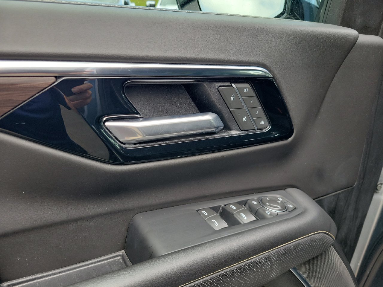 Certified 2025 Chevrolet Suburban Premier AWD/4WD image 18