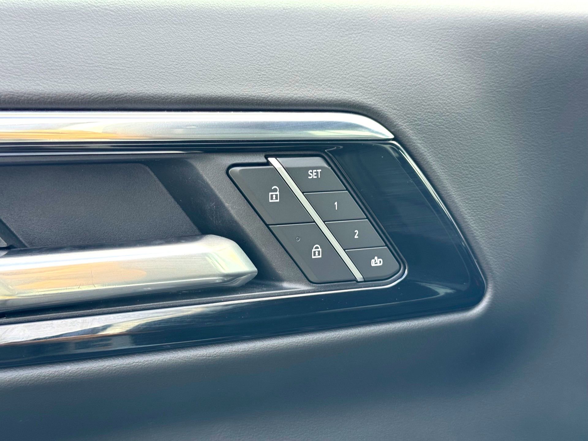 Used 2025 Chevrolet Tahoe LT w/ Comfort Package image 17