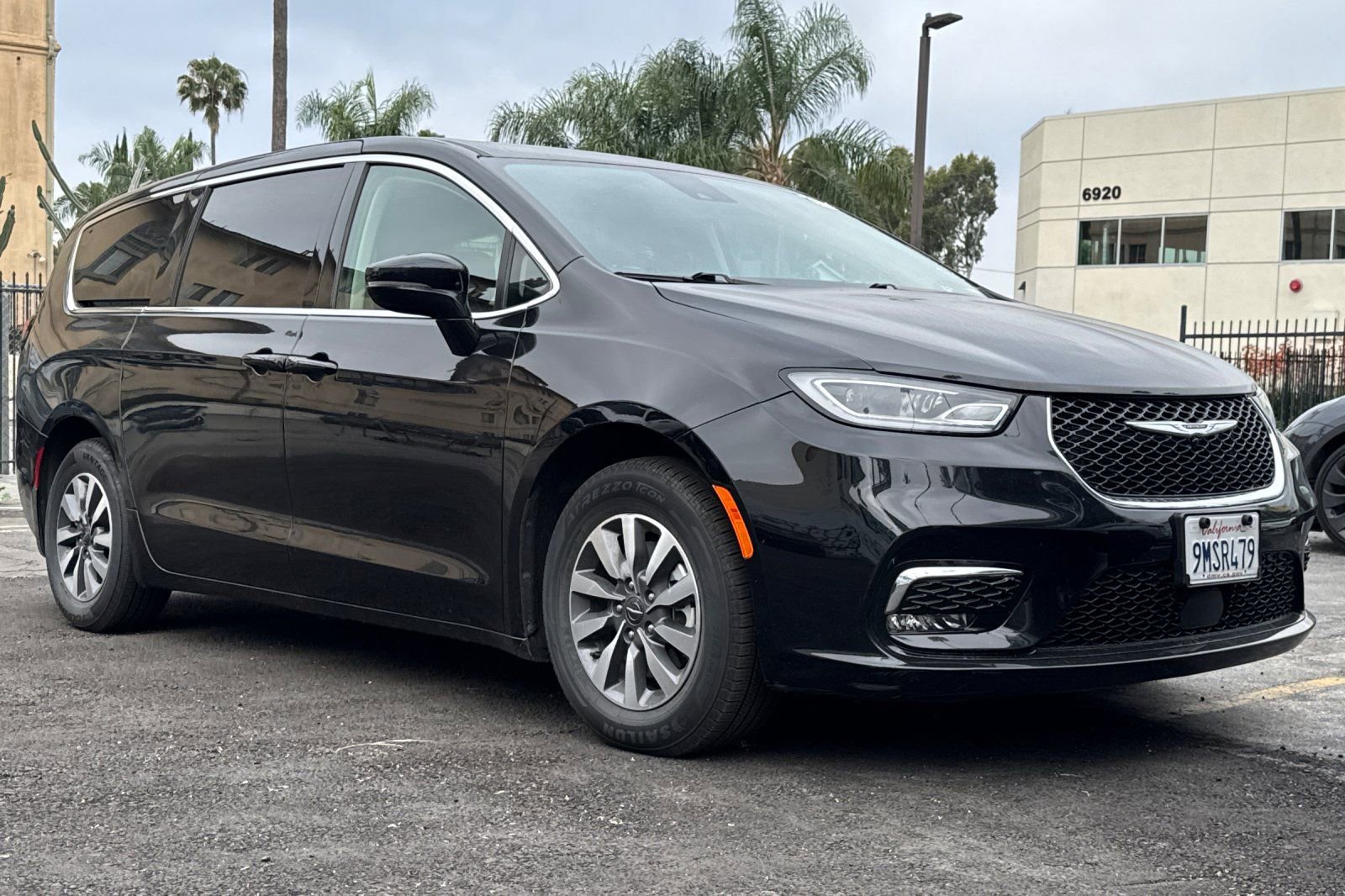 Used 2024 Chrysler Pacifica Select image 2