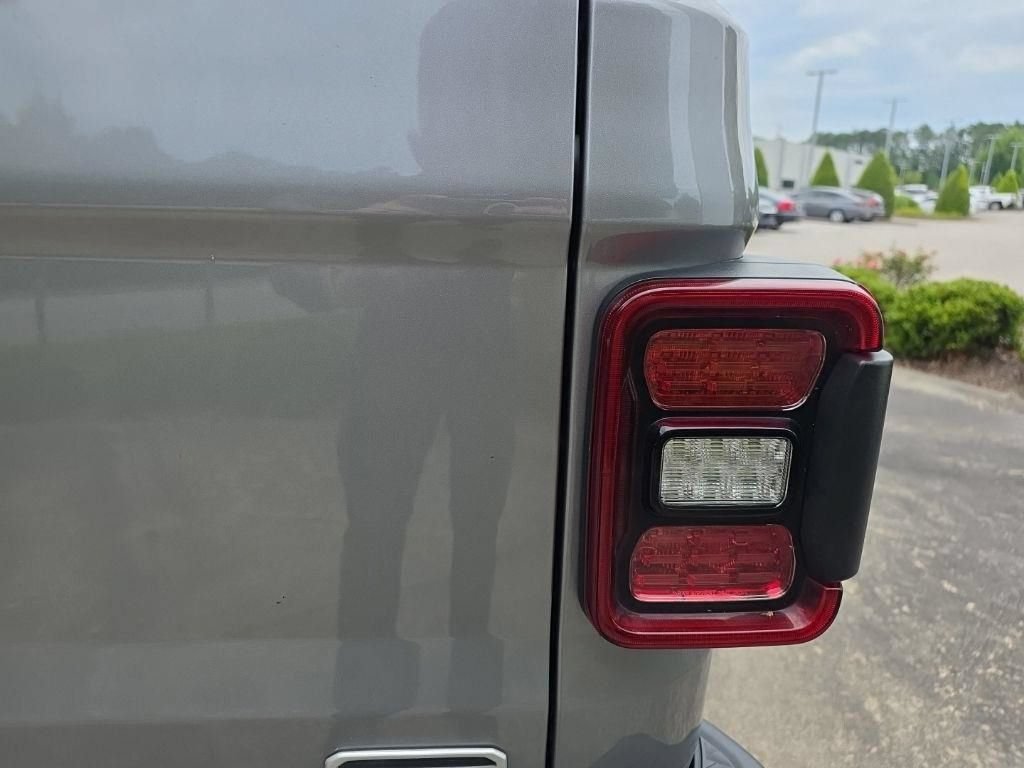 Used 2020 Jeep Gladiator Overland w/ LED Lighting Group AWD/4WD image 30