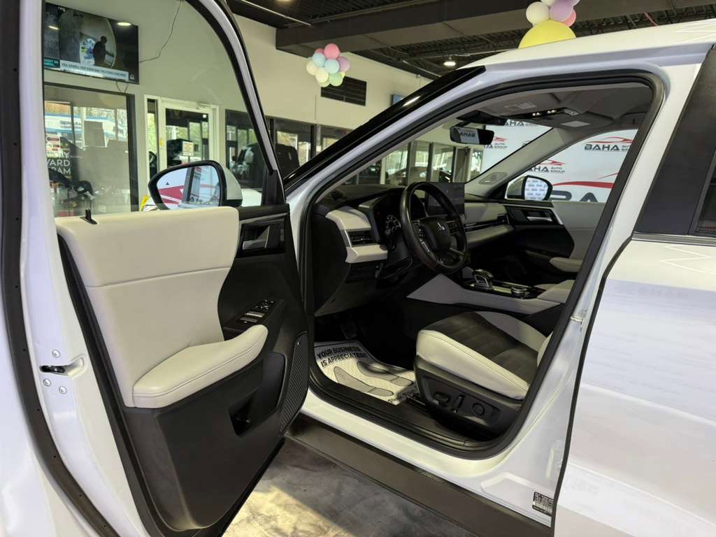 Used 2025 Mitsubishi Outlander Trail Edition image 27