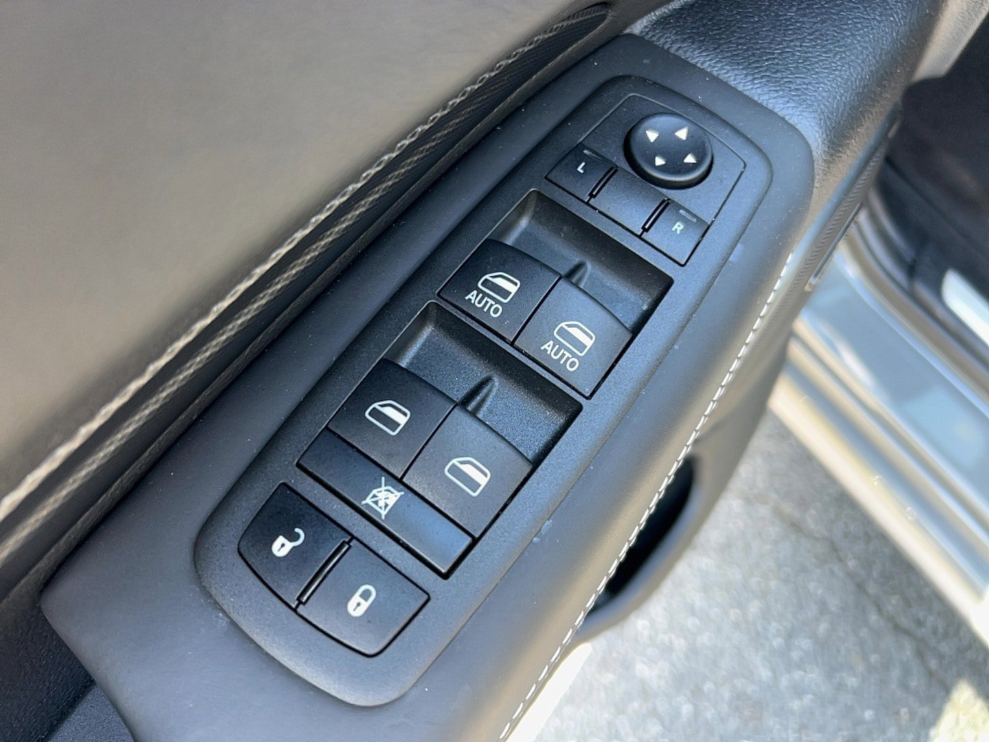 Used 2022 Dodge Durango SRT w/ Technology Group AWD/4WD image 13