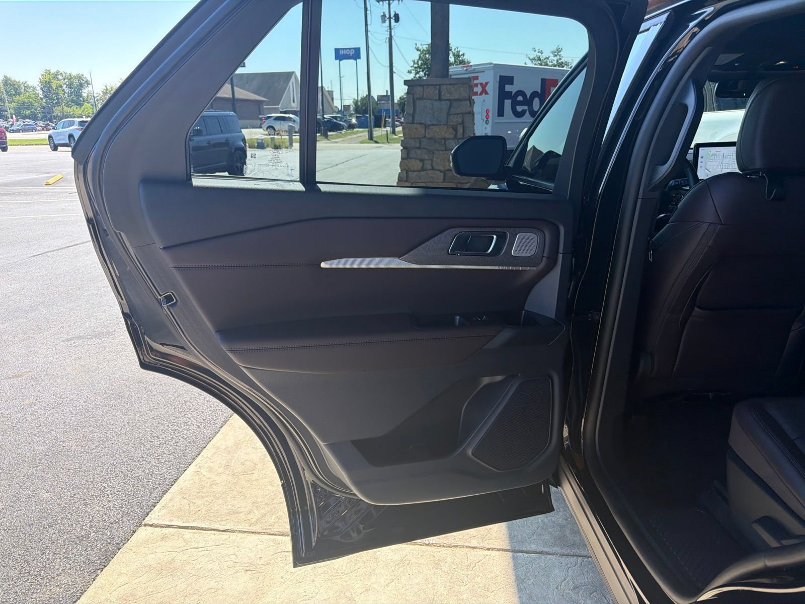 Used 2025 Ford Explorer Platinum AWD/4WD image 2