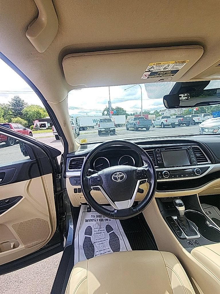 Used 2018 Toyota Highlander XLE AWD/4WD image 2
