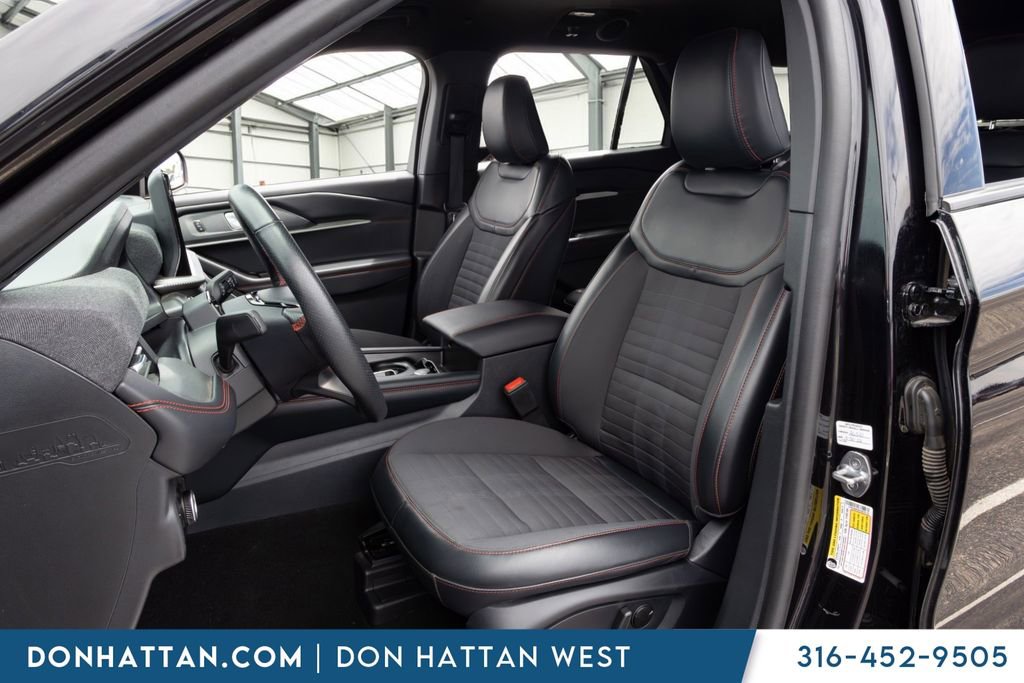 Used 2025 Ford Explorer ST-Line w/ ST-Line Street Pack AWD/4WD image 14