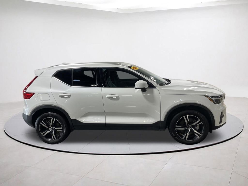 Used 2025 Volvo XC40 B5 Core AWD/4WD image 5