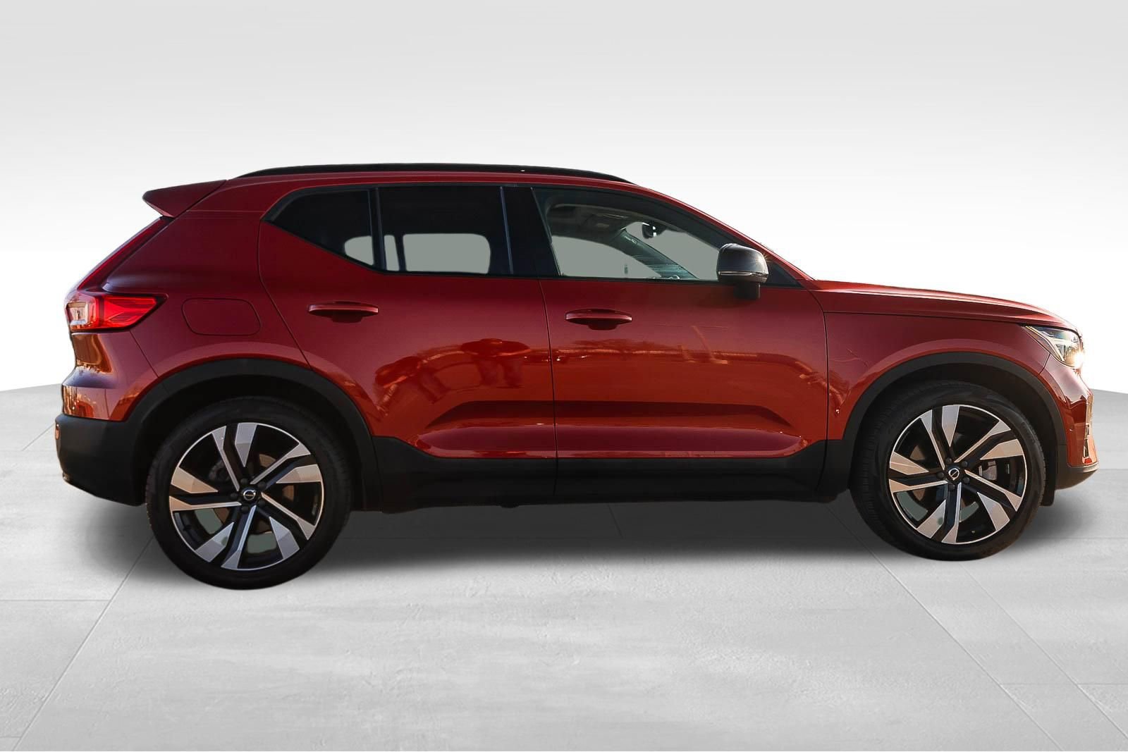 Used 2023 Volvo XC40 B5 Ultimate w/ Protection Package Premier image 4