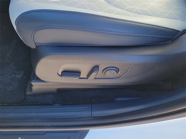 Used 2025 Kia Carnival EX image 15