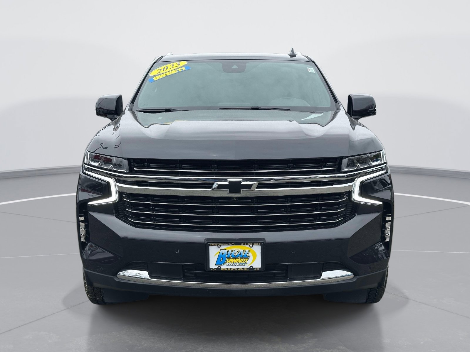 Used 2023 Chevrolet Suburban LT w/ Luxury Package AWD/4WD image 2