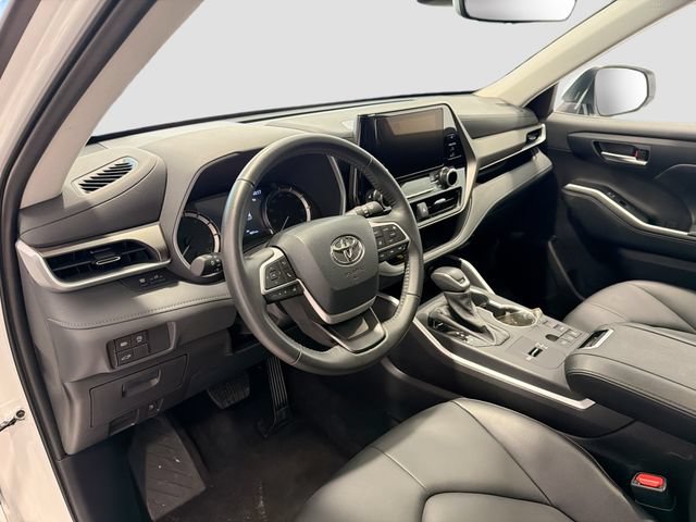 Certified 2025 Toyota Highlander XLE FWD image 8