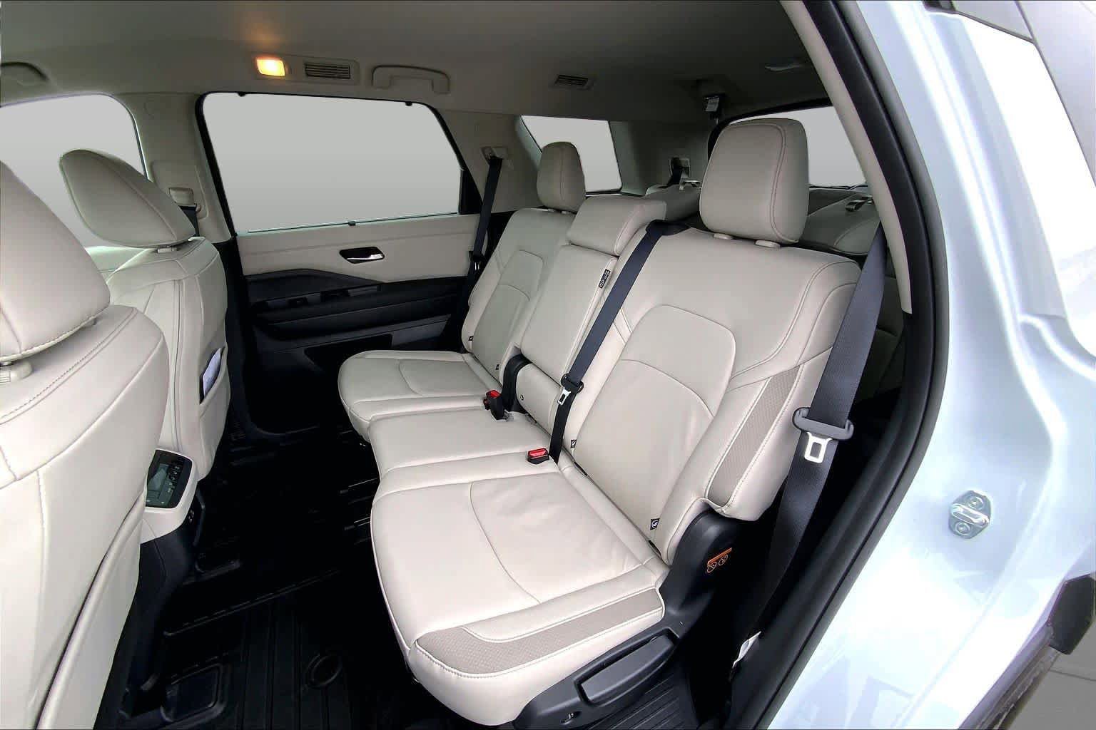 Used 2025 Nissan Pathfinder SL FWD image 21