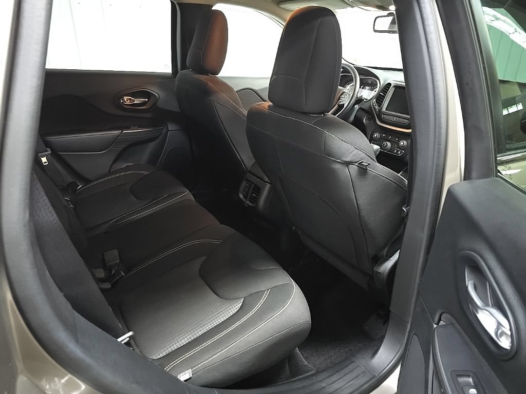 Used 2016 Jeep Cherokee Latitude w/ Cold Weather Group AWD/4WD image 17