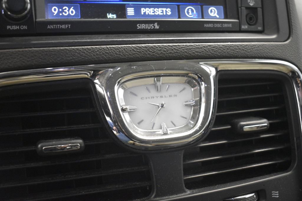 Used 2015 Chrysler Town & Country Touring w/ Driver Convenience Group image 35