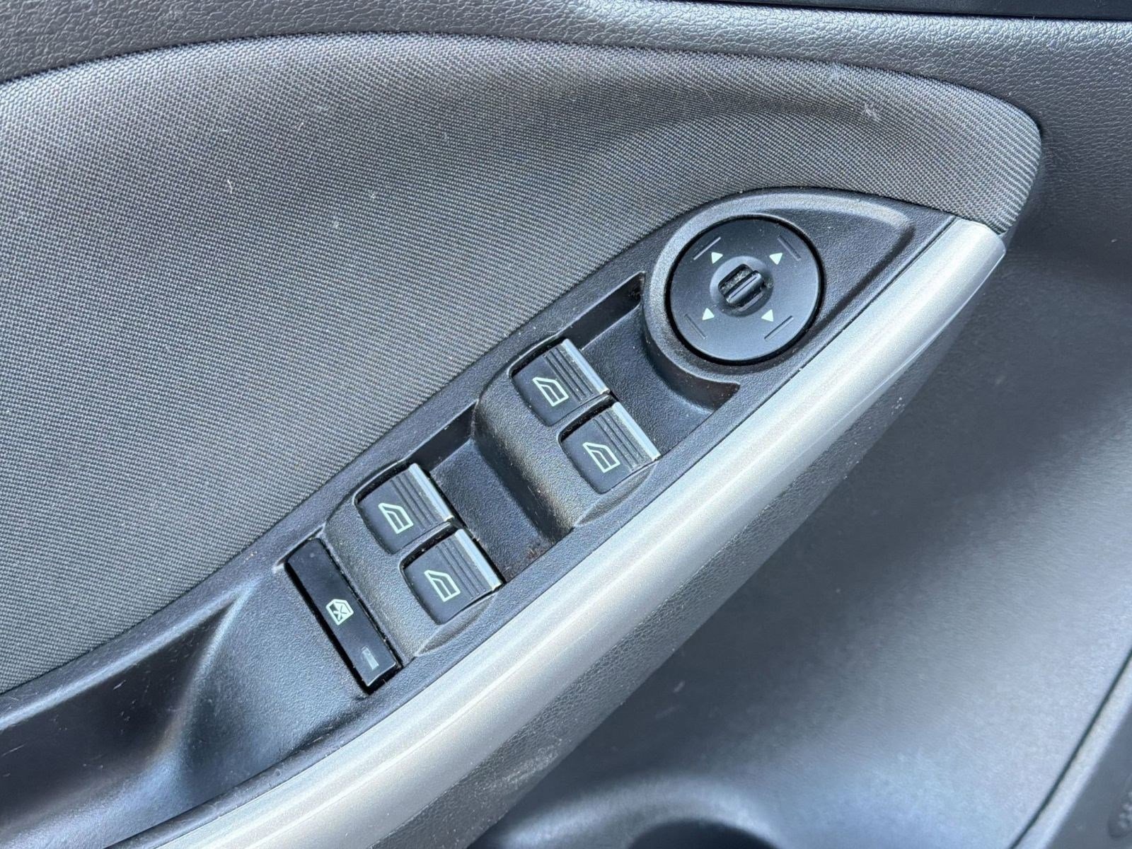 Used 2018 Ford Focus Titanium FWD image 19