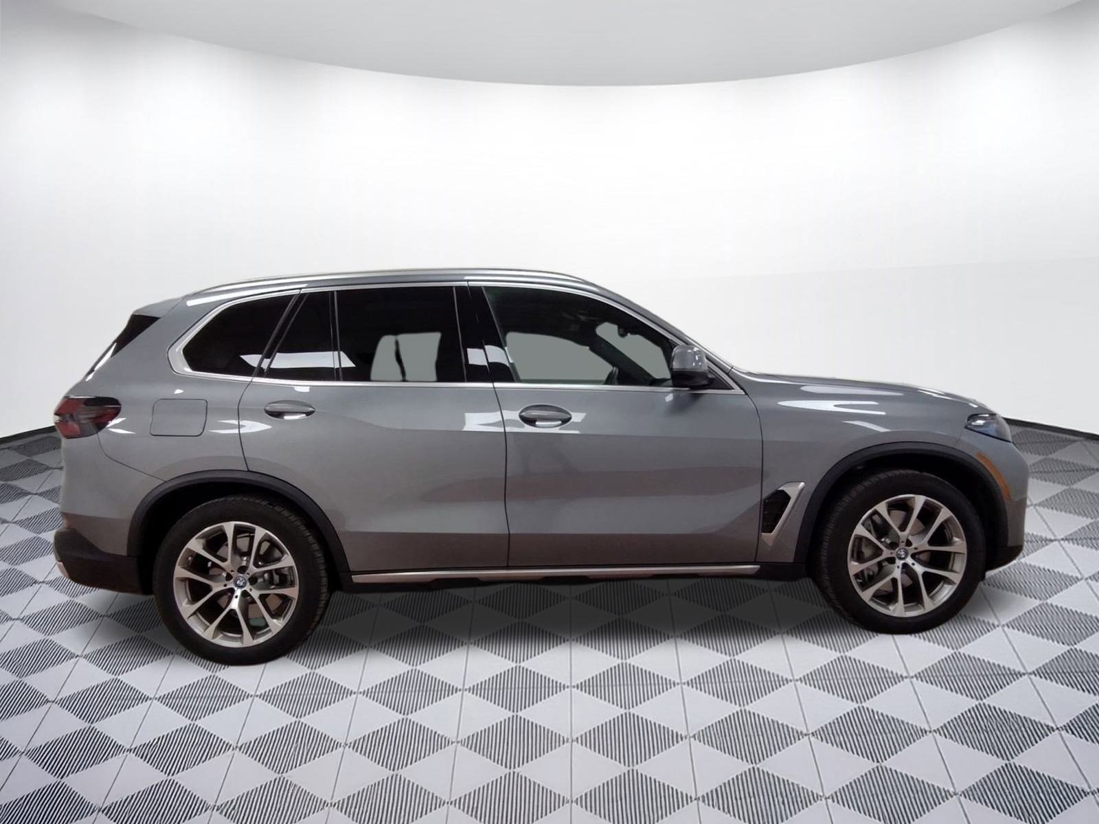 Used 2025 BMW X5 xDrive50e w/ Parking Assistance Package image 7