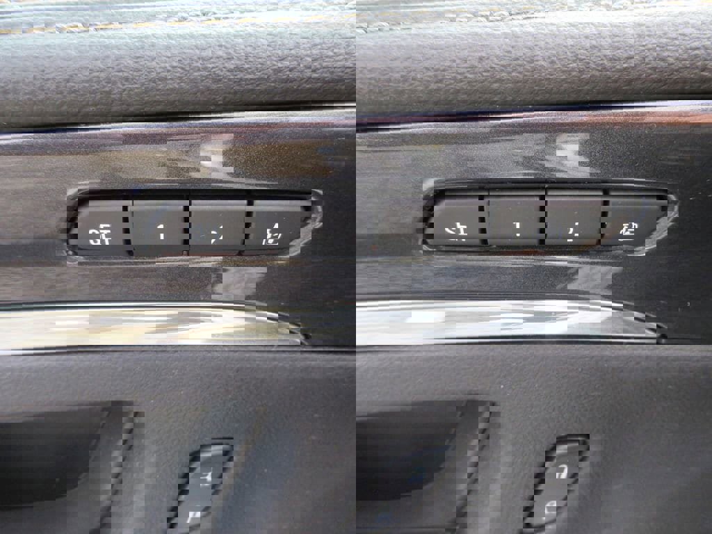 Used 2016 Chevrolet Impala LTZ w/ Enhanced Convenience Package image 21