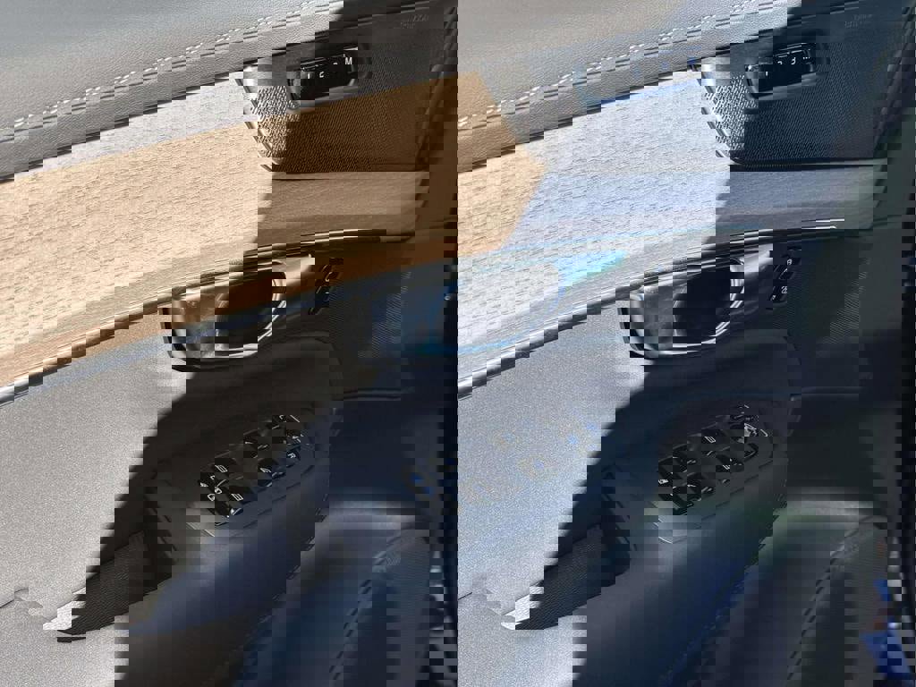 New 2025 Volvo XC90 T8 Plus w/ Protection Package Premier image 17